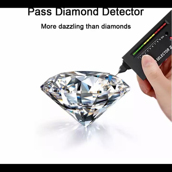 Half curved band with 2mm moissanite - Picture 9 of 9